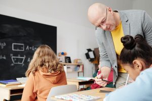 Professores precisam trazer esses alunos para perto deles, criar recursos e avaliações orais.