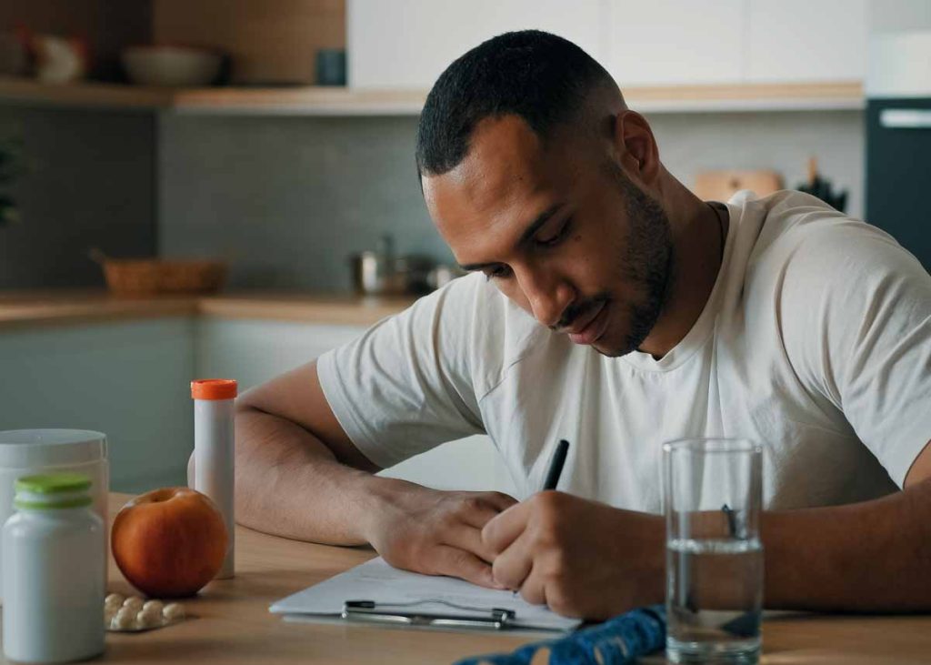 homem jovem estudando matérias de educação física