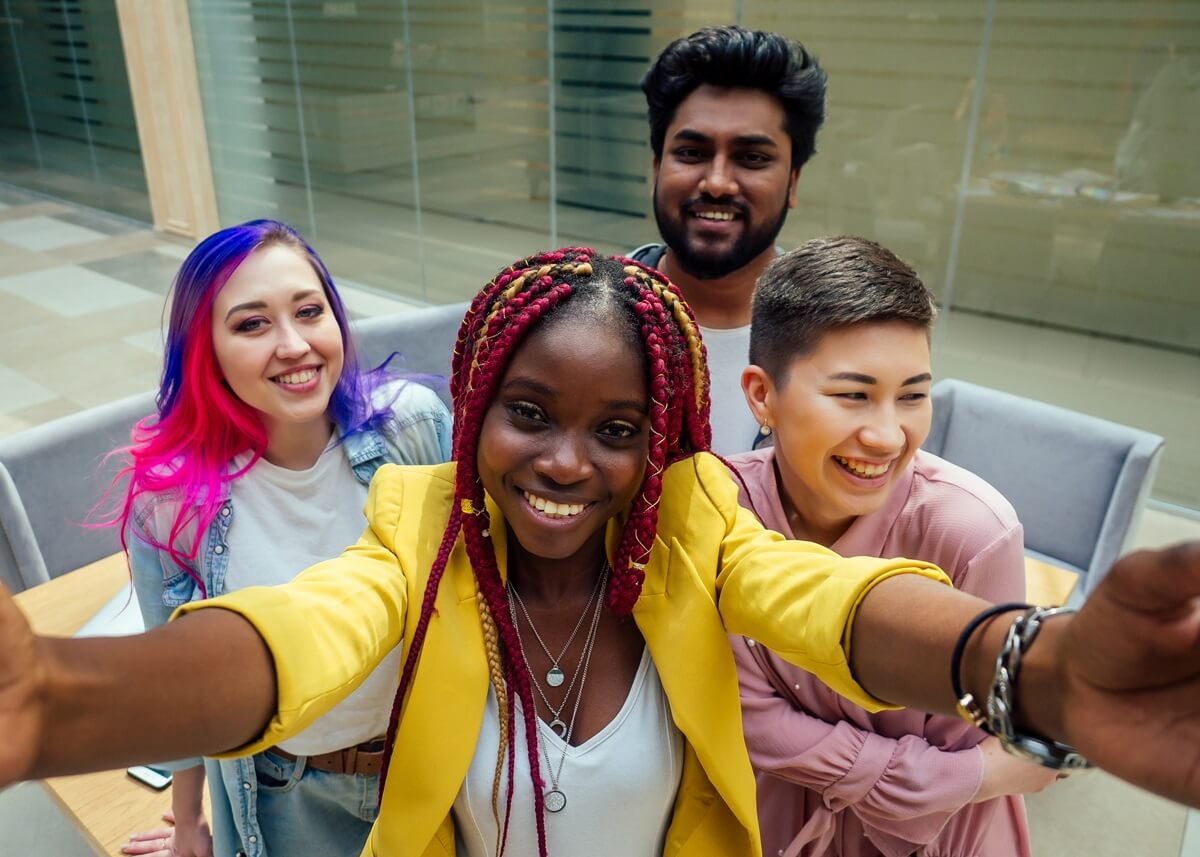 Selfie de grupo multiétnico de jovens estudantes