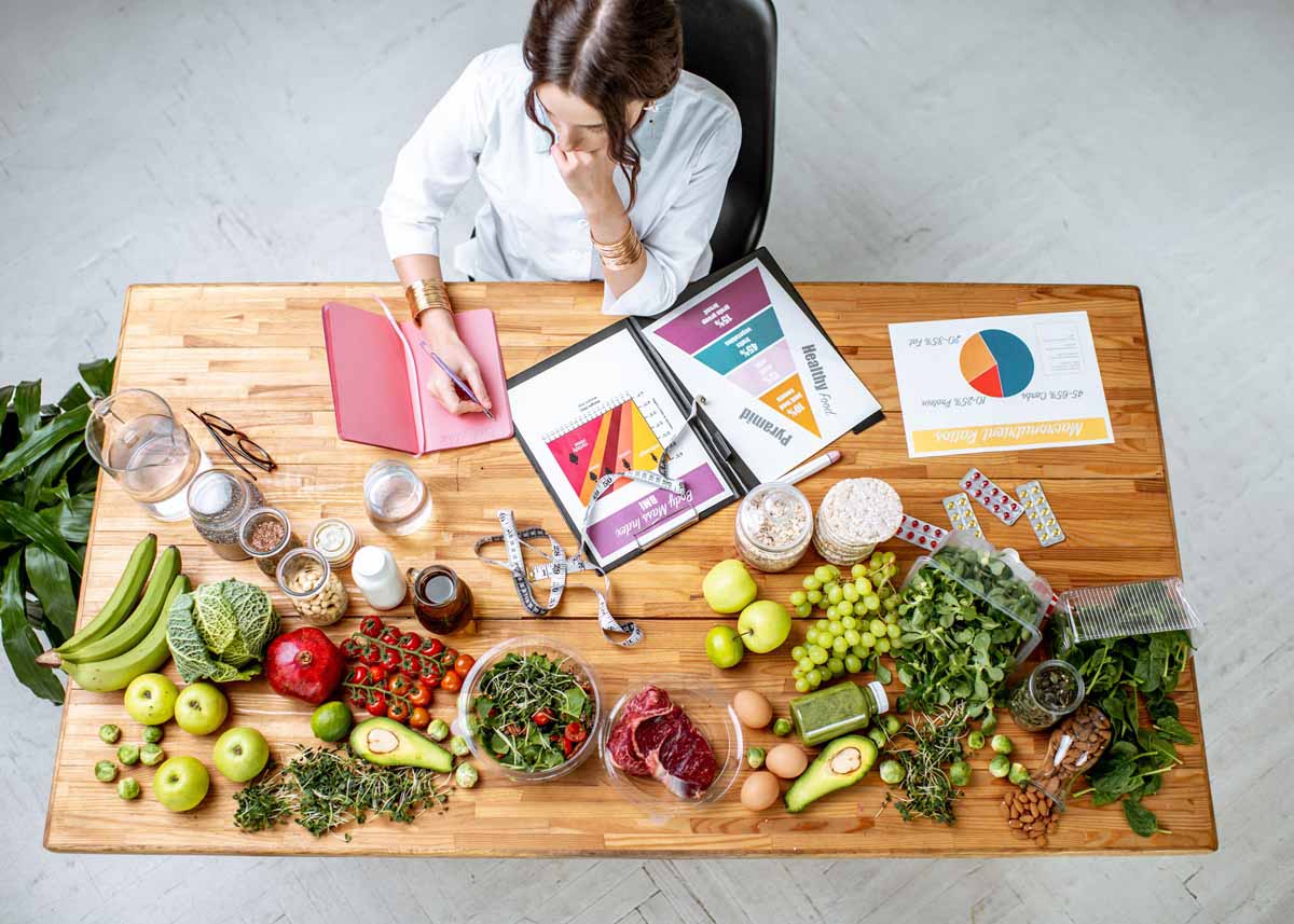 Nutricionista montando planilha para precificação de alimentos.